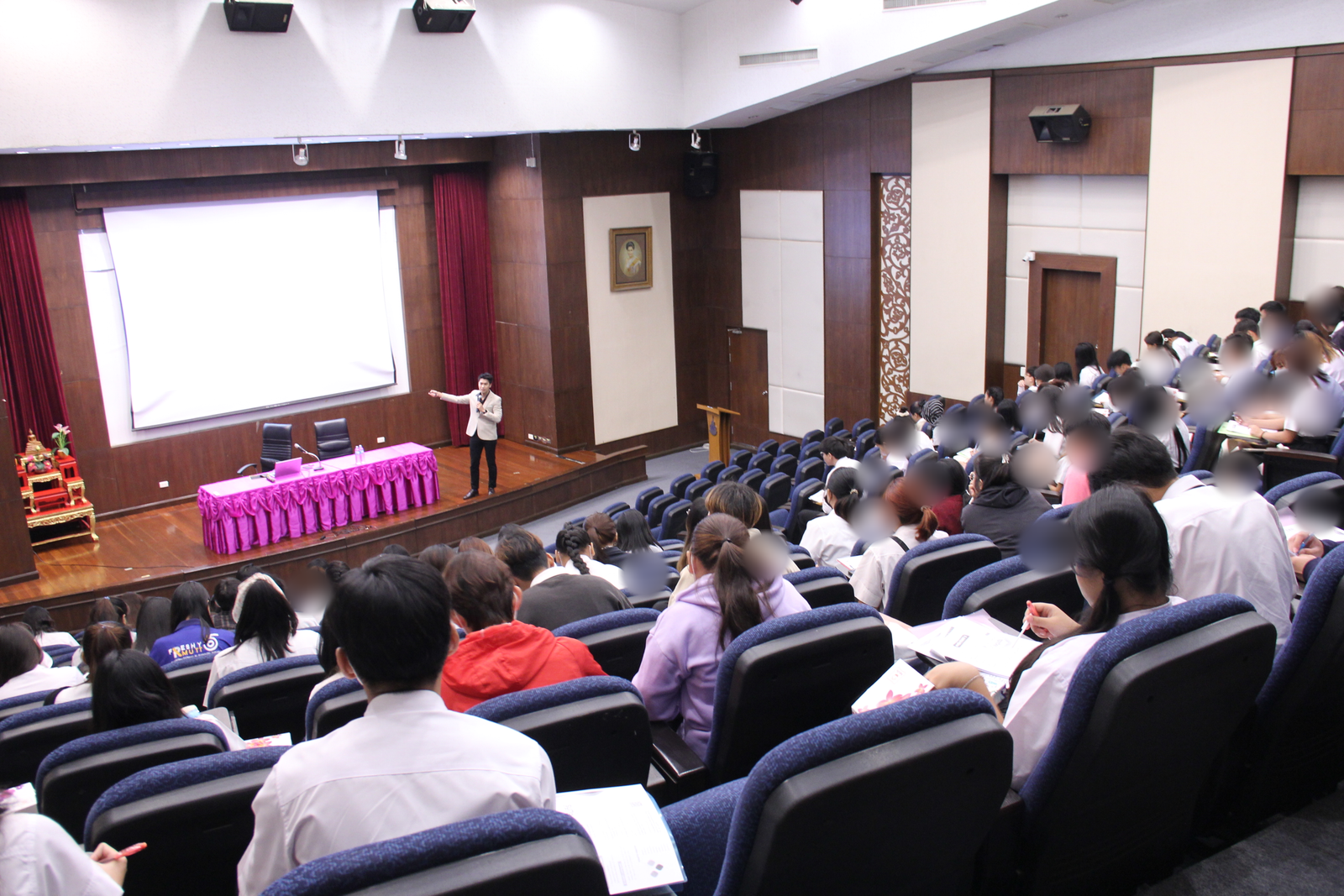 พี่ Mob บรรยายในห้องประชุม