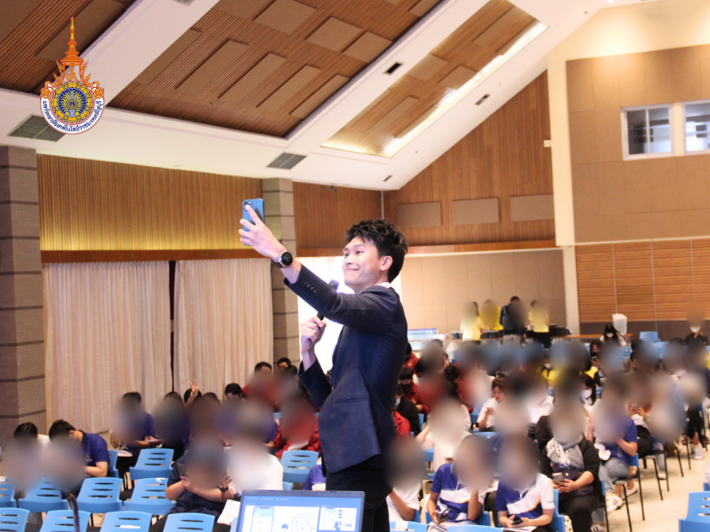 พี่ Mob กับผู้เข้าร่วมการบรรยาย